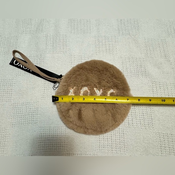 Fuzzy wristlet XOXO - Picture 4 of 5